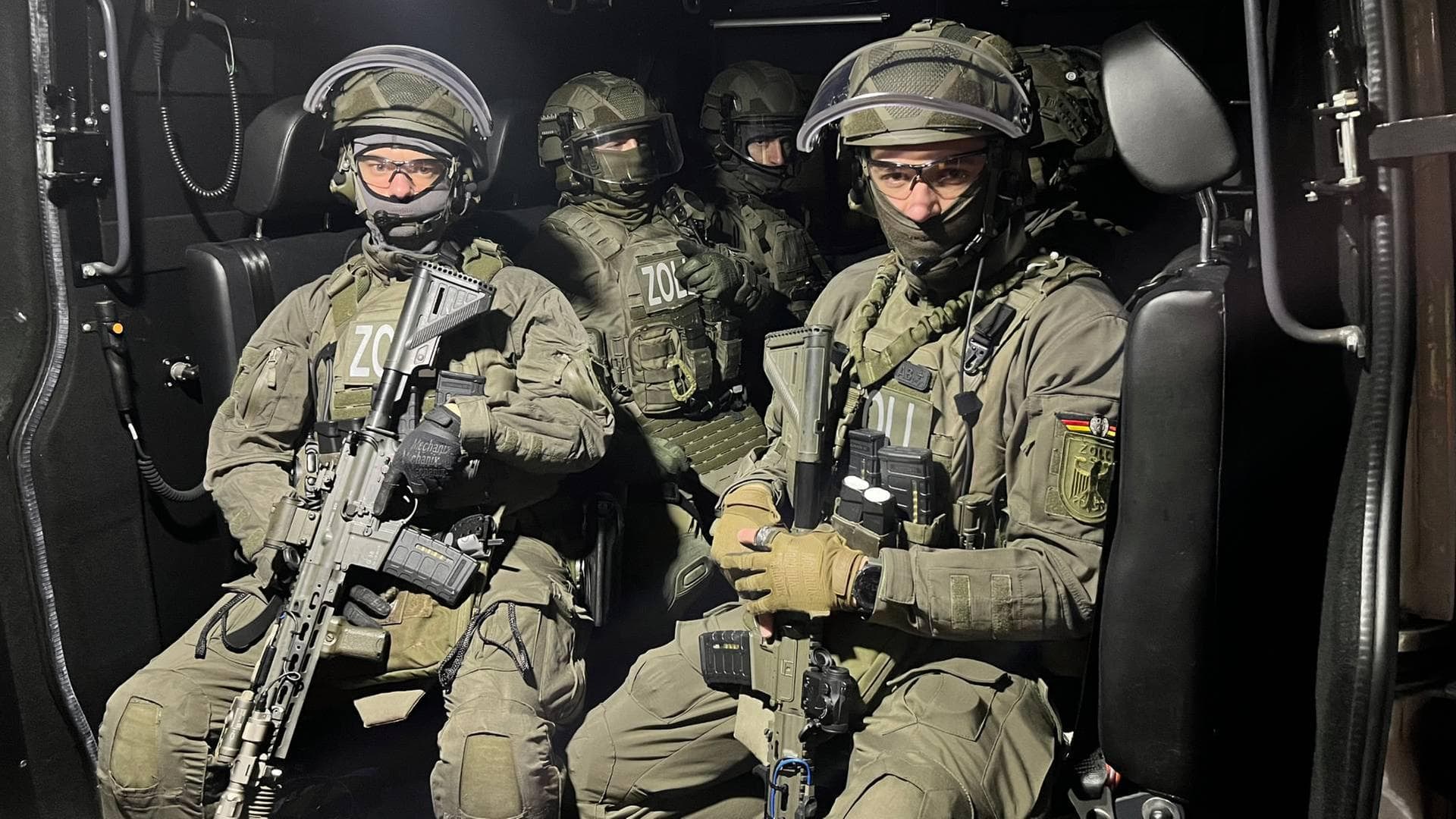 ZUZ Einsatzbeamte in voller Ausrüstung im Einsatzfahrzeug